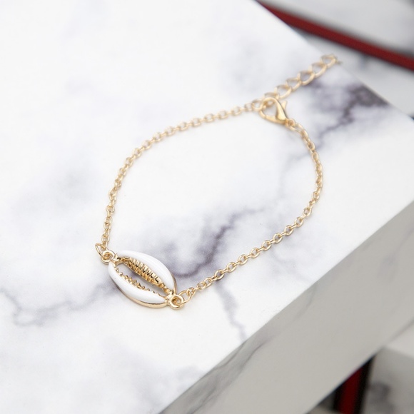ELIZA | Sea Cowrie Shell Gold Chain Bracelet - Picture 2 of 3